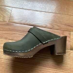 Sandgrens Dublin Classic Clogs in Olive